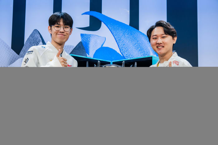 CALIFORNIA, SAN FRANCISCO - NOVEMBER 03: Moon "Oner" Hyeon-joon of T1 (L) and Hong "Pyosik" Chang-hyeon of DRX pose at the League of Legends World Championship Media Night on November 3, 2022 in San Francisco, CA.
